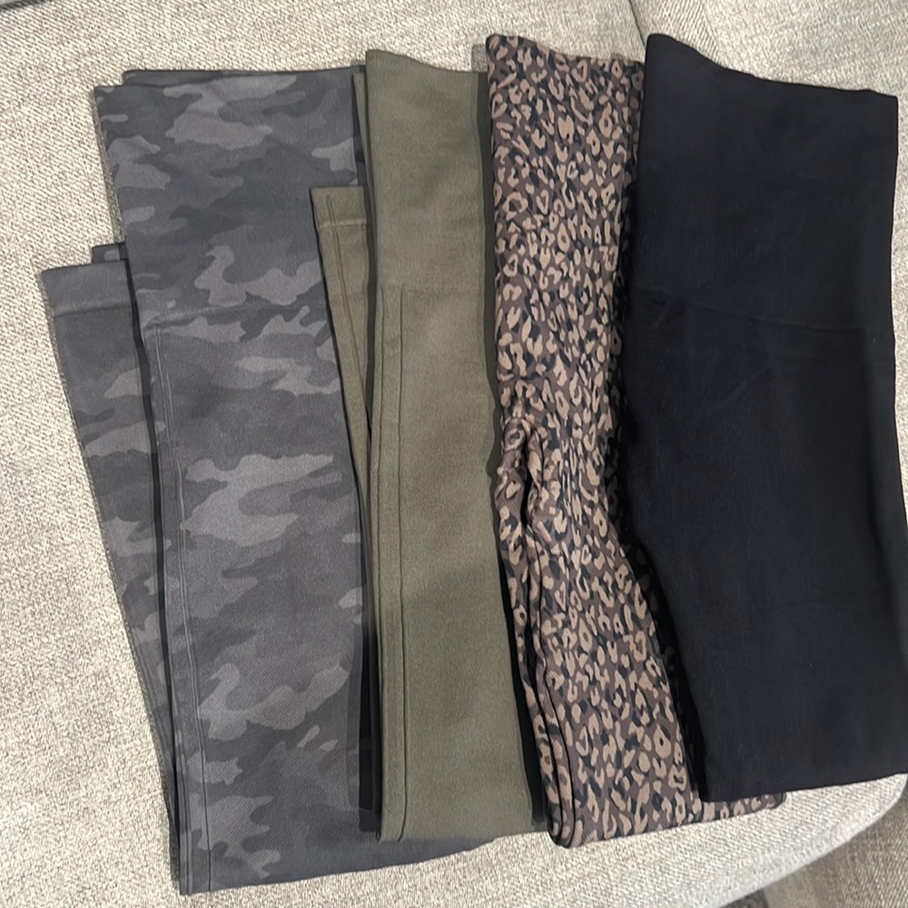 4 Spanx Look at Me Now Seamless Cropped Leggings size M
